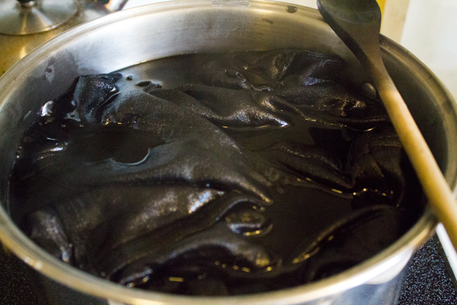 How to Naturally Dye Fabric & Clothes Black Without Dye